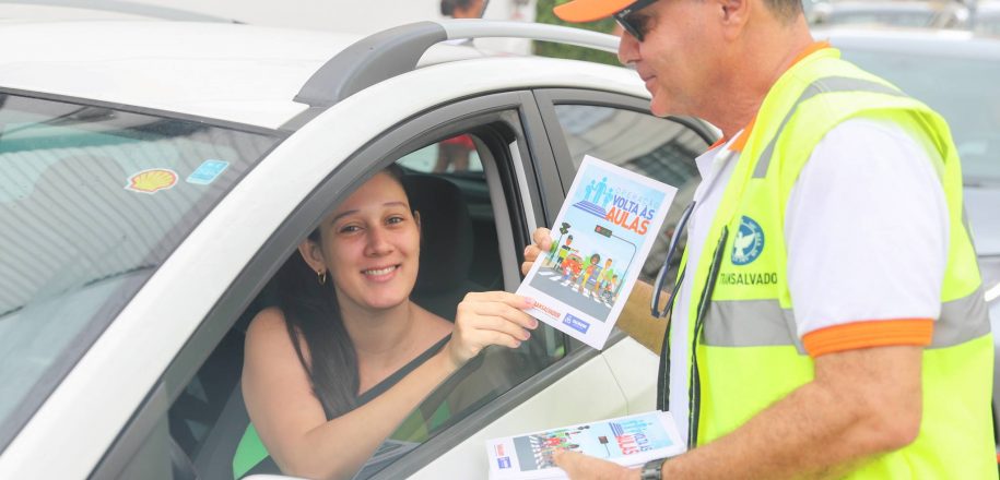 Em ação educativa, Transalvador orienta famílias vieirenses sobre normas de trânsito