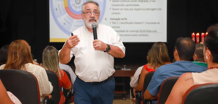 Padre Cláudio Paul, SJ, faz palestra em Encontro Pedagógico do Vieira