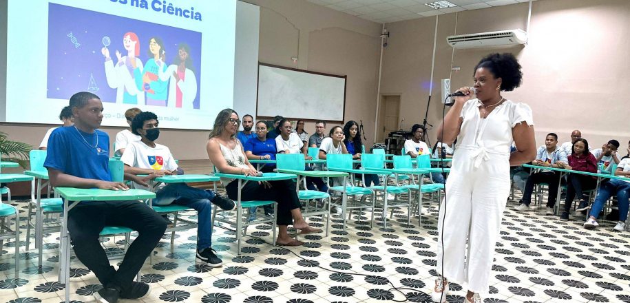 Estudantes discutem papel da mulher na Ciência ​