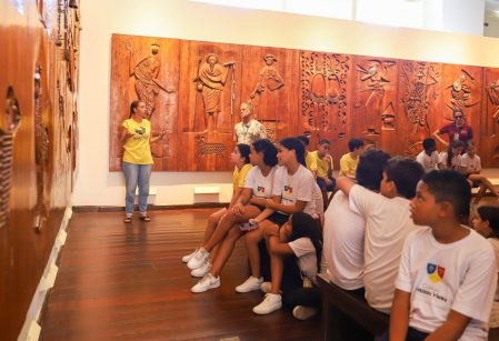 Aula de campo no Museu Afro do Pelourinho incentiva adolescentes no aprendizado sobre identidade cultural e antirracismo​