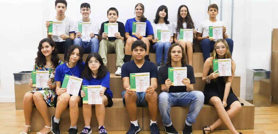 Alunos que participaram do Concurso de Redação da RJE ganham livro com trabalhos selecionados   