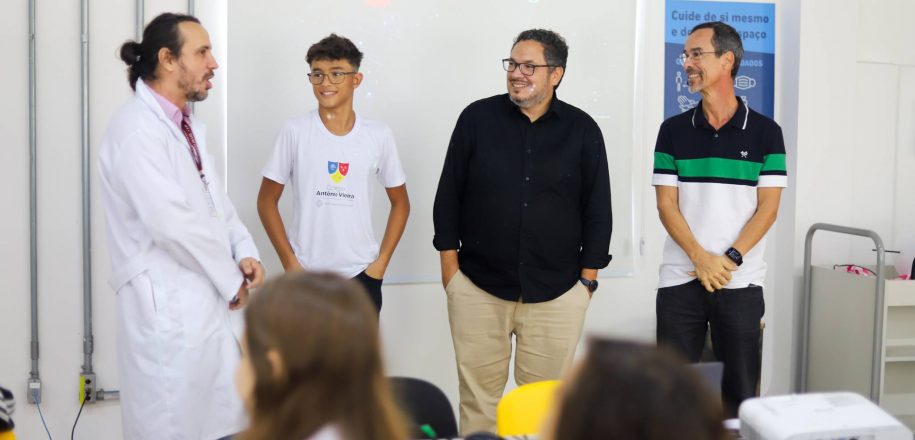 Pais participam de aula na escola e incentivam adolescentes no aprendizado de Leis da Física