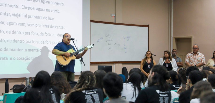 Terceirão do Vieira tem aulão especial com presença do cantor e violonista Roberto Patiño
