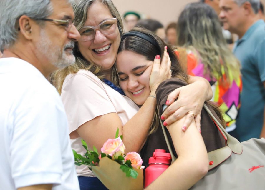 Em último dia de aula, Terceirão do Vieira recebe afeto e flores das famílias em momento de pura emoção