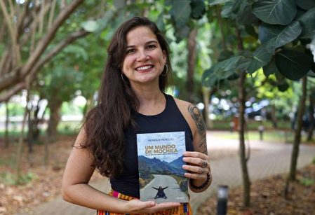 Professora Monique Meirelles estreia como escritora e lança livro com diário de viagem por 30 países