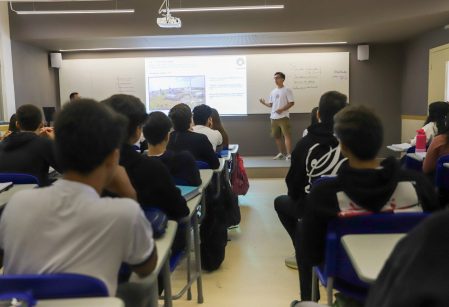 Aprovado em Portugal, Ufba e Unicamp, ex-aluno volta ao Vieira e faz palestra para Terceirão