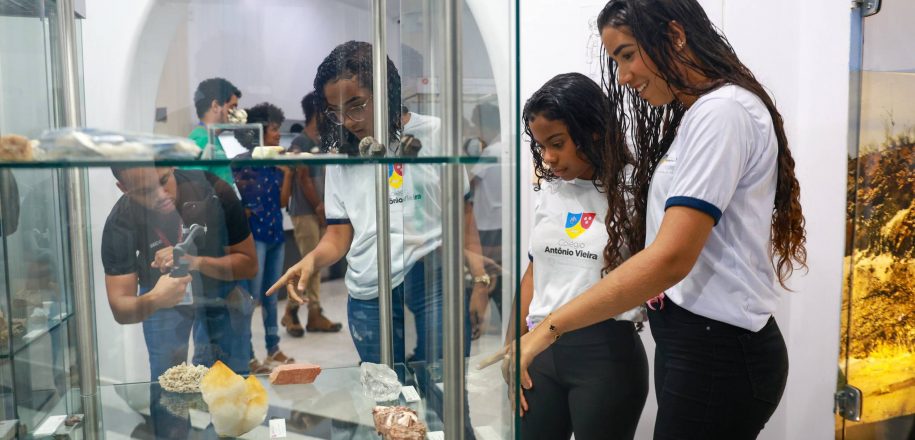 Visita ao Museu Geológico, Tour Inaciano e palestra para familiares contribuem na formação integral de estudantes do Ensino Médio Noturno