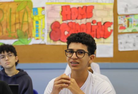 Estudantes debatem na escola sobre homeschooling, avaliando polêmica da educação domiciliar