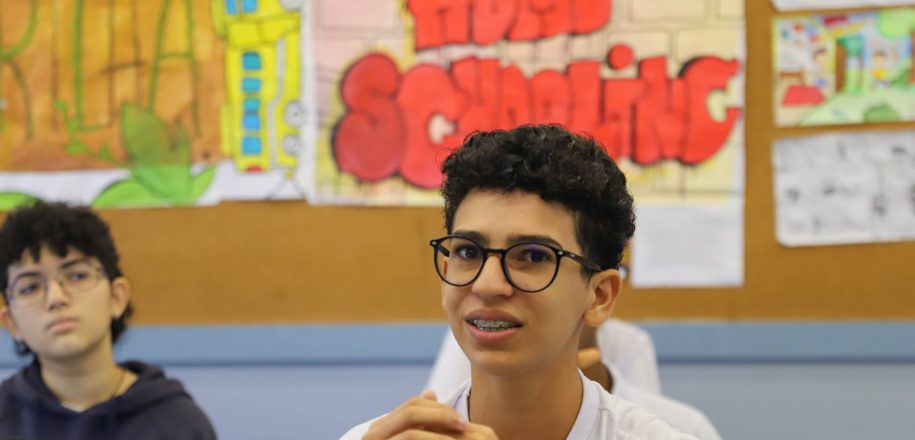 Estudantes debatem na escola sobre homeschooling, avaliando polêmica da educação domiciliar