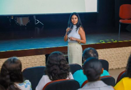 Psicóloga Fernanda Vaz alerta famílias sobre riscos do mundo virtual para crianças e adolescentes