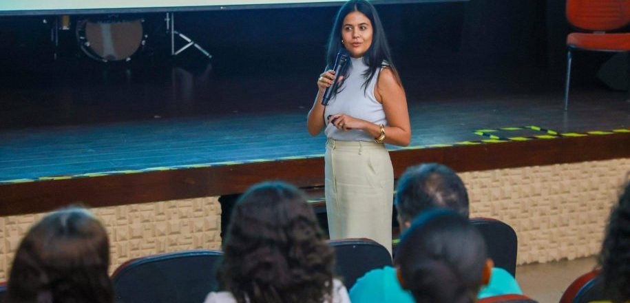 Psicóloga Fernanda Vaz alerta famílias sobre riscos do mundo virtual para crianças e adolescentes