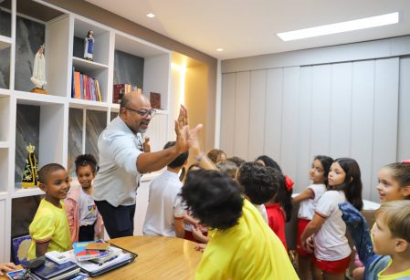 Crianças e pré-adolescentes do Vieirinha têm encontros lúdicos e formativos com a Direção