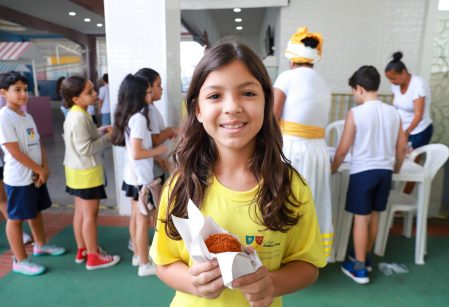 Na Semana do Folclore, crianças apreciam e conhecem mais sobre o acarajé