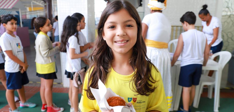 Na Semana do Folclore, crianças apreciam e conhecem mais sobre o acarajé