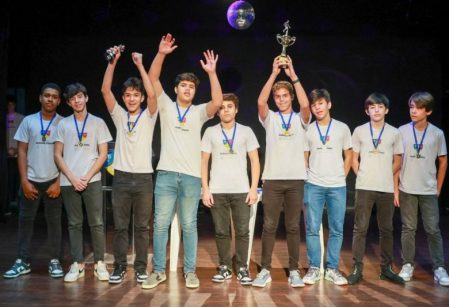 Grêmio entrega troféus para os campeões do Interclasse do 8º e 9º anos do Vieira