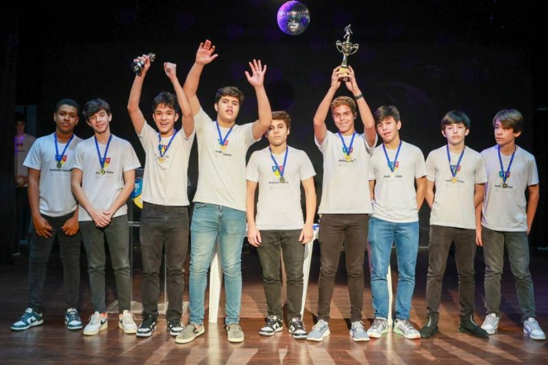 Grêmio entrega troféus para os campeões do Interclasse do 8º e 9º anos do Vieira