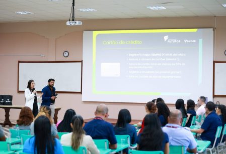 Colaboradores do Vieira assistem palestra sobre educação financeira
