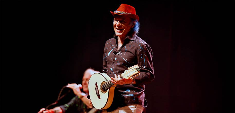 Ex-aluno, Armandinho é destaque de festival em Paris. Músico fala sobre carreira na revista VIEIRA+