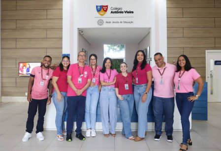 Colaboradores do Vieira vestem rosa e alertam comunidade para atenção ao câncer de mama  