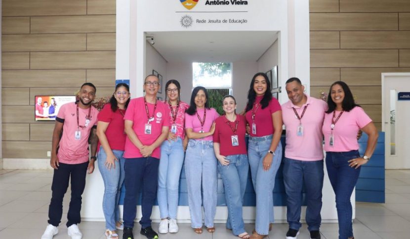 Colaboradores do Vieira vestem rosa e alertam comunidade para atenção ao câncer de mama  