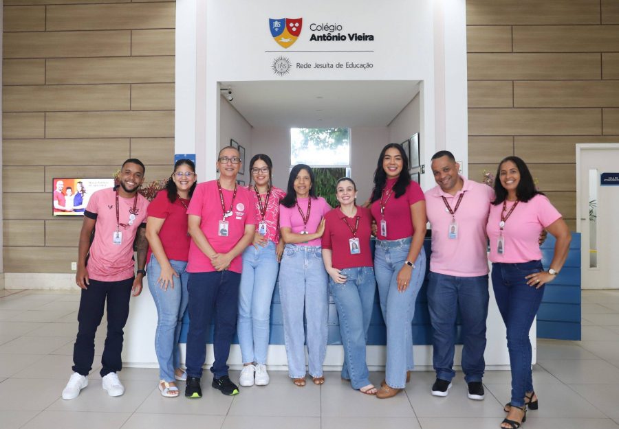 Colaboradores do Vieira vestem rosa e alertam comunidade para atenção ao câncer de mama