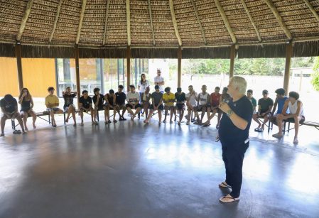 Estudantes do Ensino Médio Noturno do Vieira participam de encontro de formação no Sítio Loyola e de evento científico na UCSal