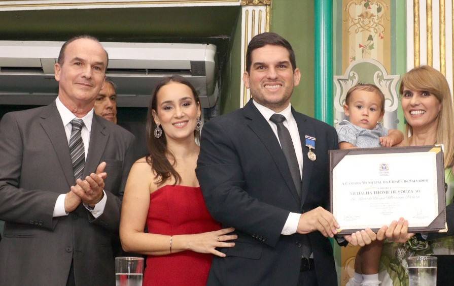 Ex-aluno do Vieira, Ricardo Maracajá é agraciado com Medalha Thomé de Souza e Comenda 2 de Julho