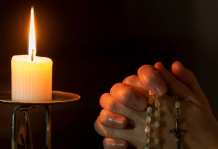 Colaboradores do Vieira acolhem convocação do Papa e rezam terço pela paz no mundo   