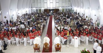 Cerca de 300 estudantes do Vieira afirmam iniciação cristã em sacramentos da Crisma e 1ª  Eucaristia