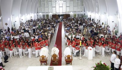 Cerca de 300 estudantes do Vieira afirmam iniciação cristã em sacramentos da Crisma e 1ª  Eucaristia