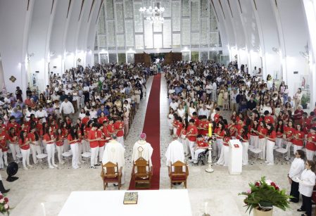 Cerca de 300 estudantes do Vieira afirmam iniciação cristã em sacramentos da Crisma e 1ª  Eucaristia
