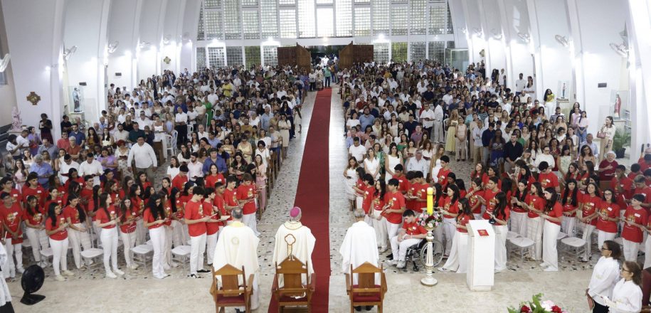 Cerca de 300 estudantes do Vieira afirmam iniciação cristã em sacramentos da Crisma e 1ª  Eucaristia