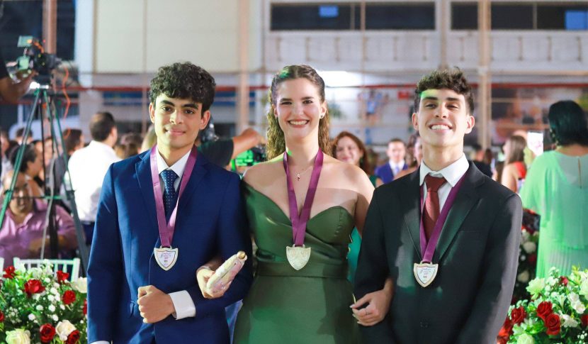 Estudantes e famílias do Vieira celebram conclusão do Ensino Médio com missa e solenidade 