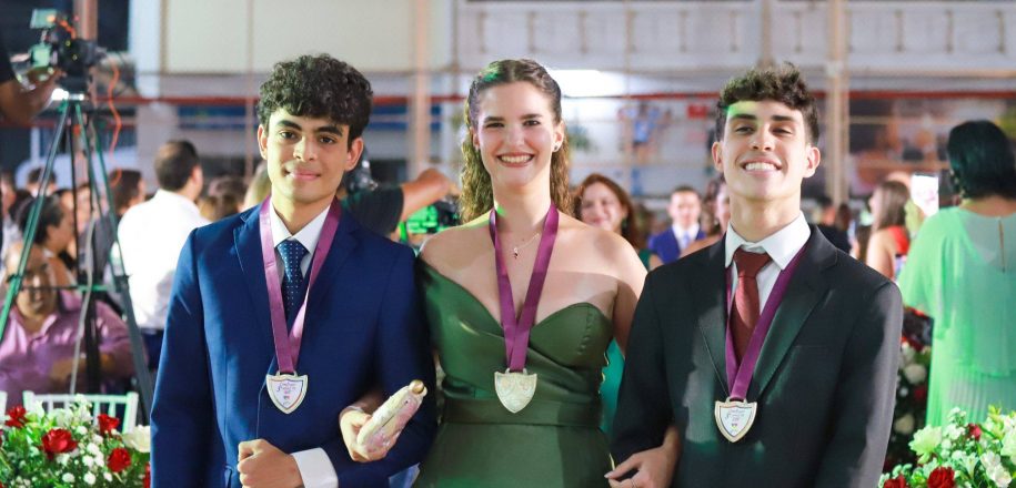 Estudantes e famílias do Vieira celebram conclusão do Ensino Médio com missa e solenidade 