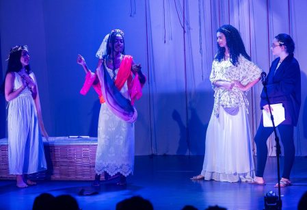 Estudantes atores do Cia Teatro Griô encantam público em apresentação de 'A odisseia da Odisseia'