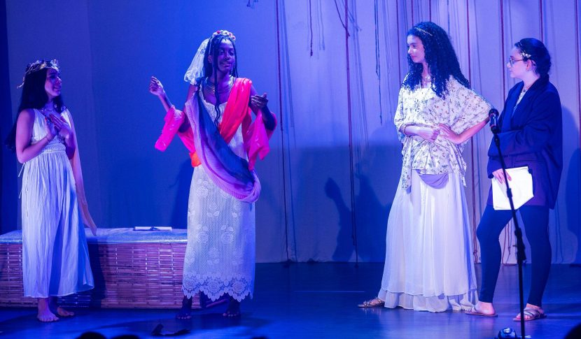 Estudantes atores do Cia Teatro Griô encantam público em apresentação de 'A odisseia da Odisseia'