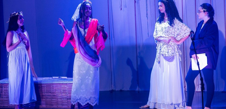 Estudantes atores do Cia Teatro Griô encantam público em apresentação de ‘A odisseia da Odisseia’