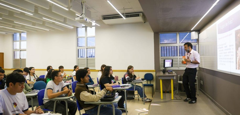 Rodas de conversa com estudantes sobre respeito, prevenção da violência e índices de feminicídio marcam Mês da Mulher no Vieira