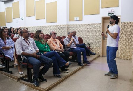 Metas do Relatório da Unesco são tema de formação docente no Vieira. No Vieirinha, houve treinamento especial para equipe de Artes Visuais