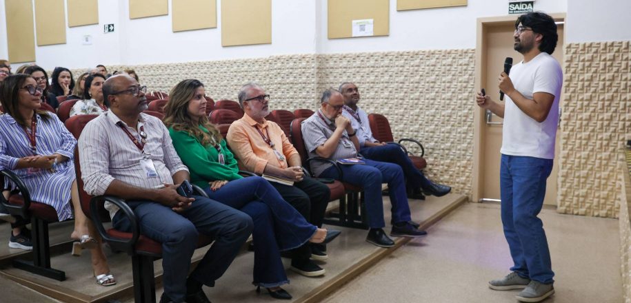 Metas do Relatório da Unesco são tema de formação docente no Vieira. No Vieirinha, houve treinamento especial para equipe de Artes Visuais