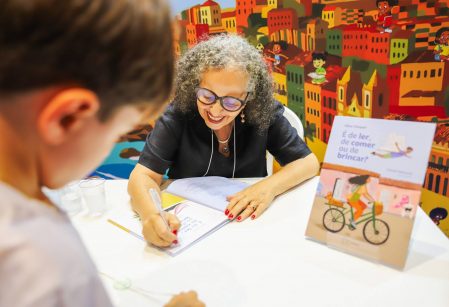 Escritora Sálua Chequer é entrevistada sobre primeiro livro: 'É de ler, de comer e de brincar'. Confira!
