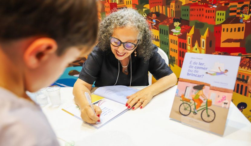 Escritora Sálua Chequer é entrevistada sobre primeiro livro: 'É de ler, de comer e de brincar'. Confira!