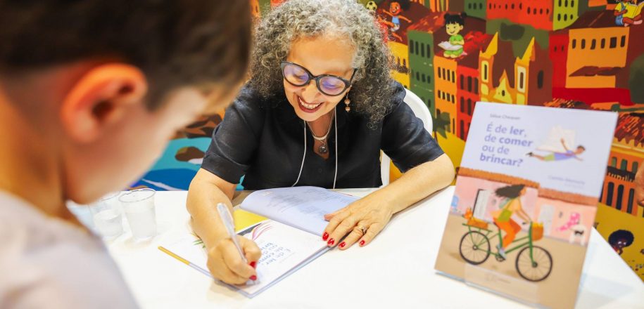 Escritora Sálua Chequer é entrevistada sobre primeiro livro: ‘É de ler, de comer e de brincar’. Confira!