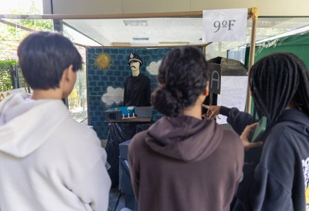 Estudantes montam instalações inspiradas na obra 'Os Miseráveis', do escritor francês Victor Hugo