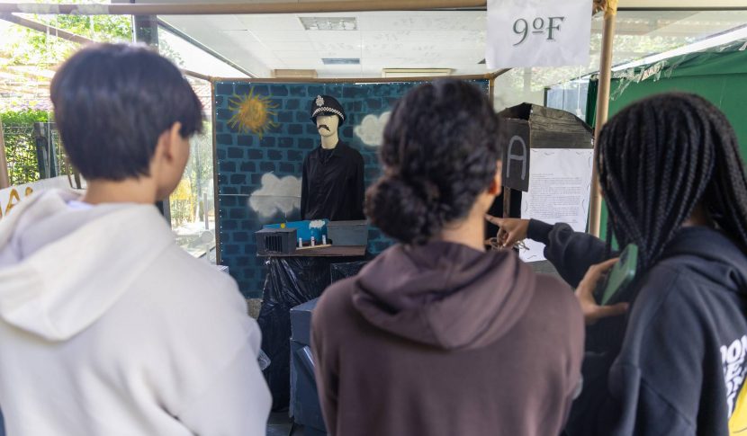 Estudantes montam instalações inspiradas na obra 'Os Miseráveis', do escritor francês Victor Hugo