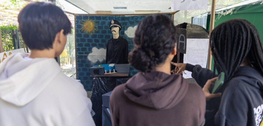 Estudantes montam instalações inspiradas na obra ‘Os Miseráveis’, do escritor francês Victor Hugo