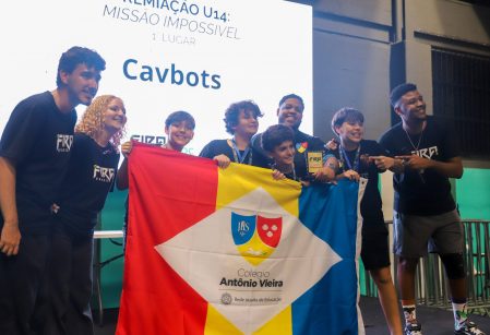 ROBOTICAV – Equipes do Vieira conquistam medalhas de ouro e prata em competição da Federação Internacional de Associações de Esportes de Robôs