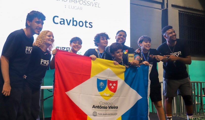 ROBOTICAV – Equipes do Vieira conquistam medalhas de ouro e prata em competição da Federação Internacional de Associações de Esportes de Robôs