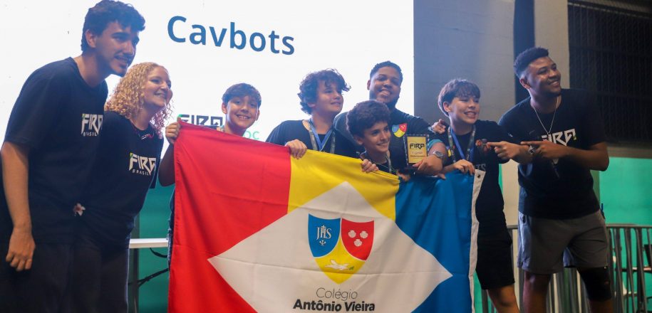ROBOTICAV – Equipes do Vieira conquistam medalhas de ouro e prata em competição da Federação Internacional de Associações de Esportes de Robôs