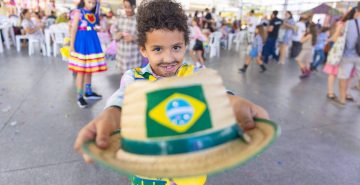 'Figurinhas caipiras' dominam animação do arraiá em clima de Copa do Mundo no Vieirinha
